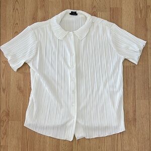 UO White Pleated Short Sleeve Blouse